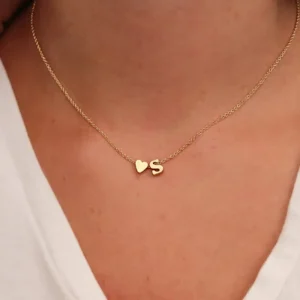 Collier ras-de-cou lettre avec cœur